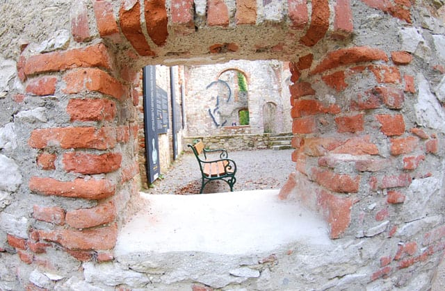 ruine scharfeneck die-wueste firmenausflug mannersdorf niederoesterreich geocaching informationstafeln