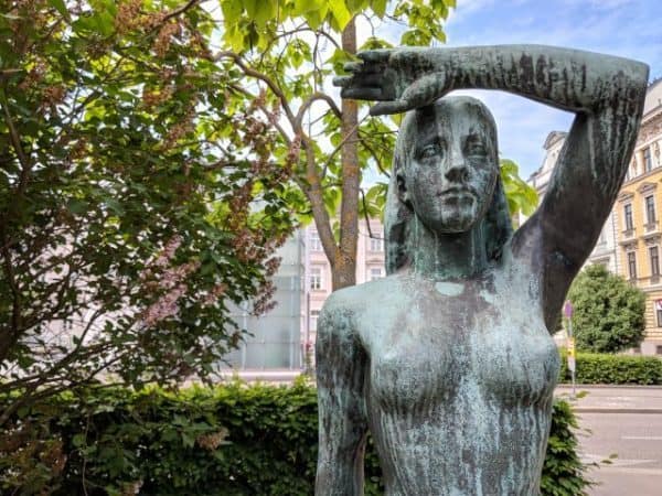 geocaching linz betriebsausflug frauendarstellung bronze