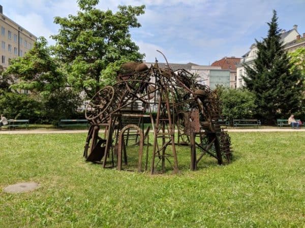 linz landesgalerie stadtspaziergang sehenswuerdigkeiten skulpturen installationen