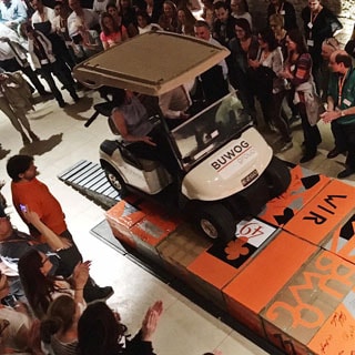 teambuilding-teamevent-bridge-to-the-future-bruecke-Mhoch4-grossgruppe-golfcar-praesentation-endspurt