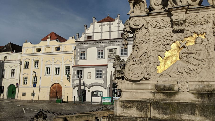 langenlois niederoesterreich kornplatz dreifaltigkeitssaeule ursinhaus