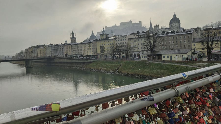 oestereich salzburg altstadt hohensalzburg salzach bruecke mit vorhaengeschloessern winter geocaching teamevent firmenevent raetselralley gruppen mgs