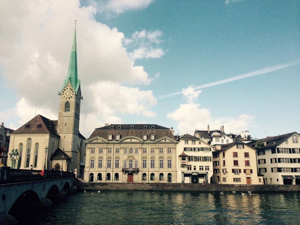 zuerich frauenmuenster schweiz chagall geocaching altstadt limmat bruecke pixabay